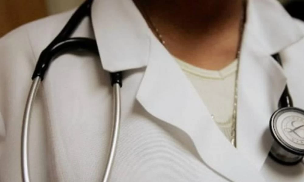 Απίστευτο περιστατικό σε χειρουργείο: Γιατρός επιτέθηκε σε συνάδελφό της